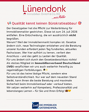 L�chelnde Frau mit Wunderkerze