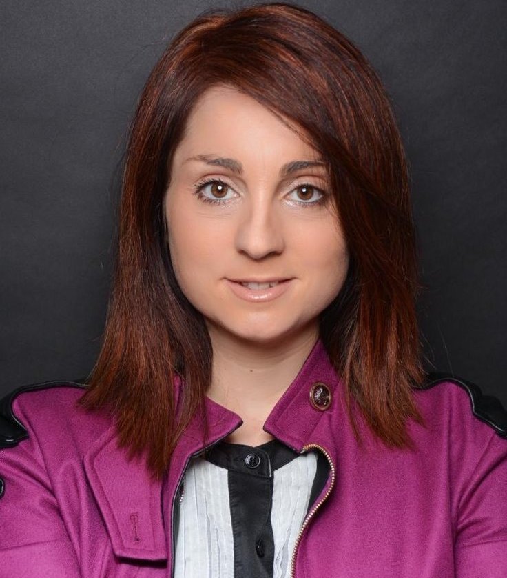 L�chelnde Frau mit Wunderkerze