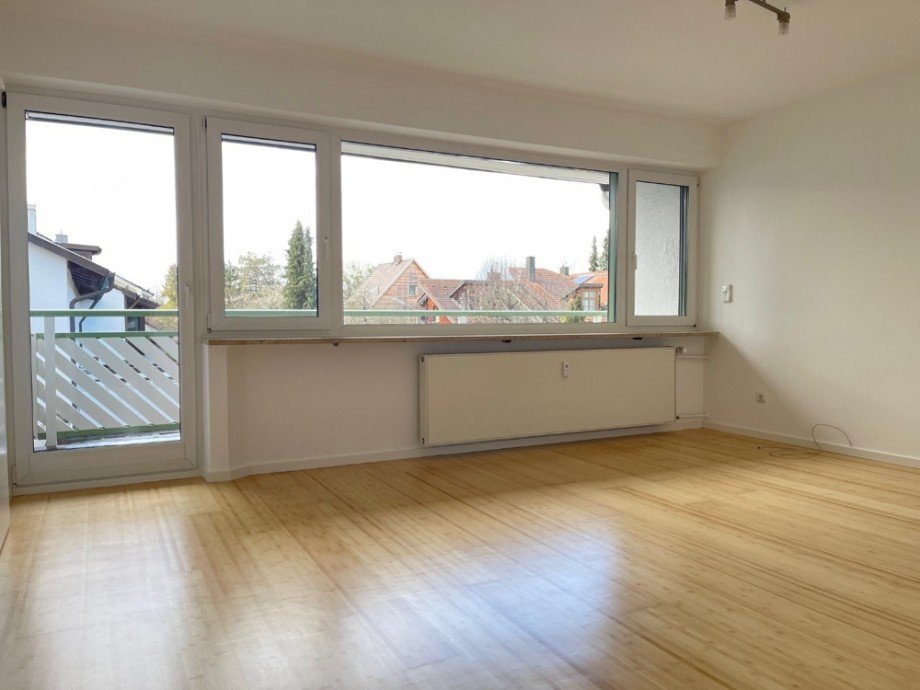 Helles Wohnzimmer mit Balkonzugang Etagenwohnung M�nchen