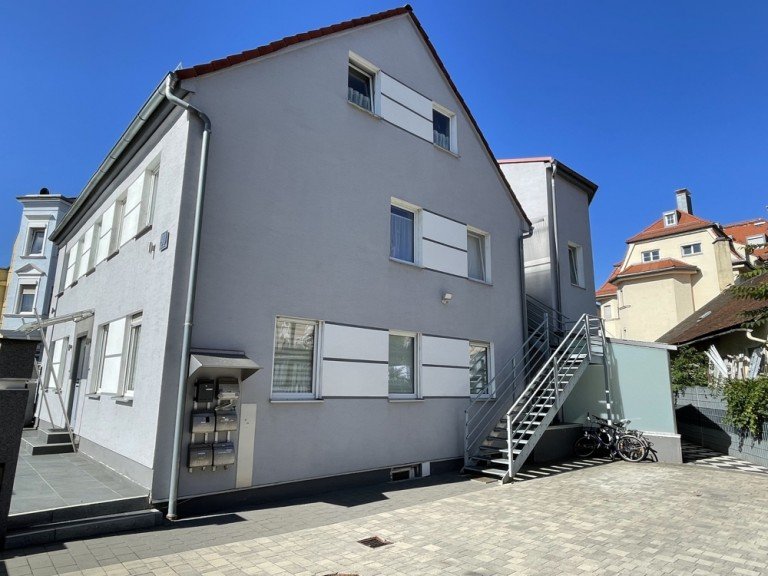Hausansicht Augsburg Dachgeschosswohnung DG-Wohnung (ca. 2015 ausgebaut) mit eigenem Garten-/Terrassenanteil und Stellplatz im Antonsviertel